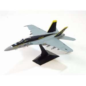    Dragon 1/72 F/A 18E VFA 27 inches Royal Maces inches Toys & Games