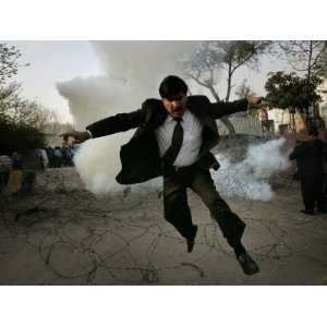 Pakistani Lawyer Runs Away from Tear Gas Fired by Police Officers 