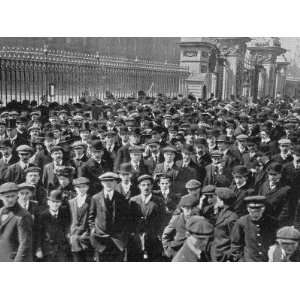 Nations Apprehension the Crowds Outside Buckingham Palace Premium 