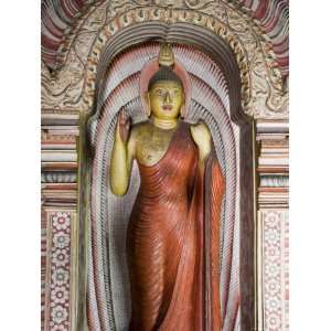  Statue, Maharaja Viharaya Cave, the Temple of the King, Dambulla 