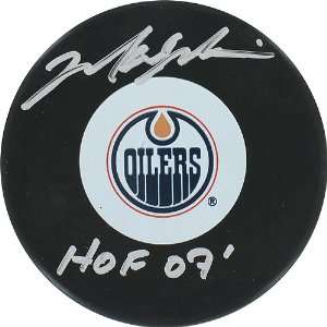  Mark Messier Oilers Signed Puck w/ HOF 07 Insc. Sports 