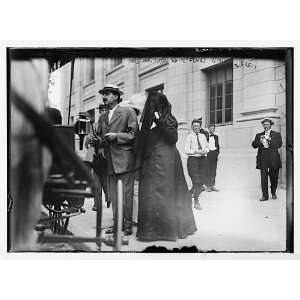Mrs. William Thaw,veiled,on street,White Plains,N.Y. 