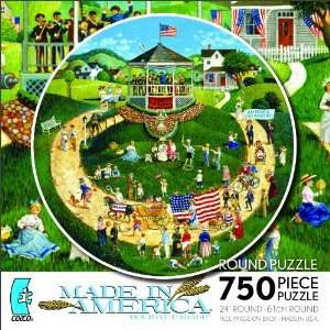   in America HOLIDAY PARADE 750 Piece 24 ROUND PUZZLE Toys & Games
