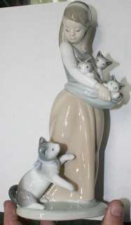 LLADRO 1309 FOLLOWING HER CATS GIRL W MANY KITTYS  