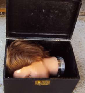 VINTAGE BEAUTICIAN MANNEQUIN HEAD W/ HAIR   CARRYING CASE  
