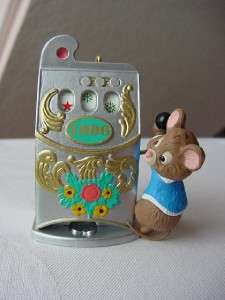 CHRISTMAS Mouse plays antique style SLOT MACHINE Hallmark CHRISTMAS 