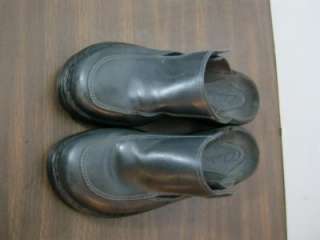 This listing is for a pair of Women Clarks blue Clogs/Mules.